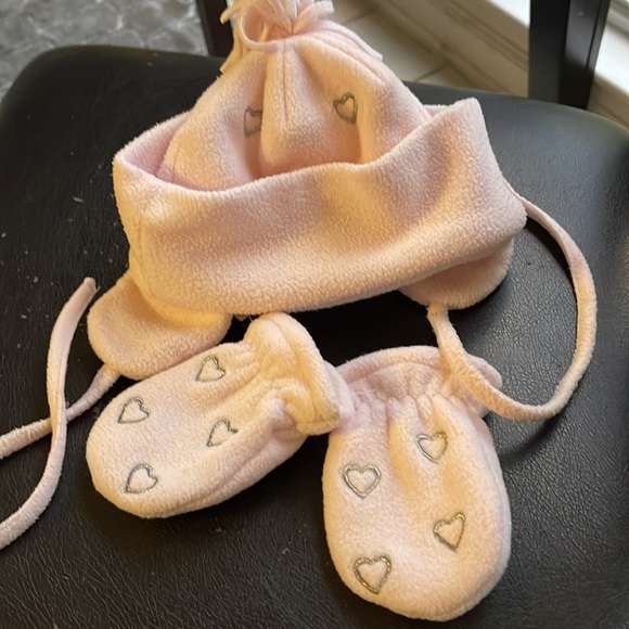 Two pieces Baby girl hats & cloves - Picture 2 of 13